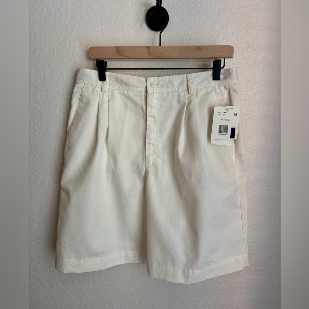 Liz Claiborne 7.5” Cream Shorts